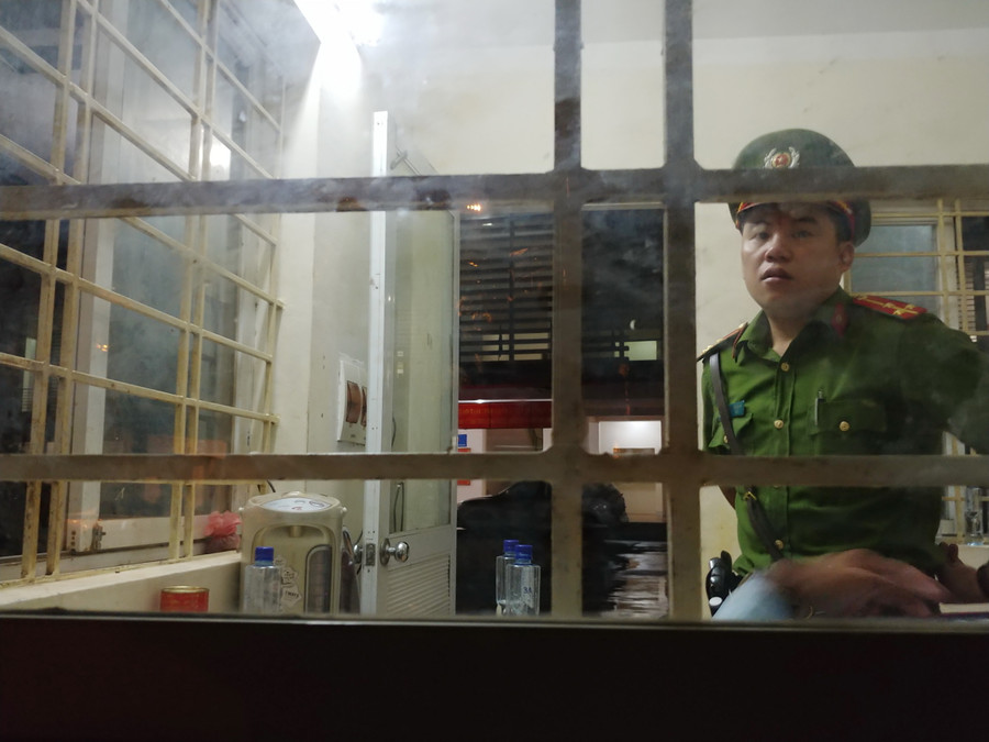 Một cán bộ an ninh tại phòng bảo vệ ở Sở GD&ĐT Sơn La. Một cán bộ an ninh tại phòng bảo vệ ở Sở GD&ĐT Sơn La.