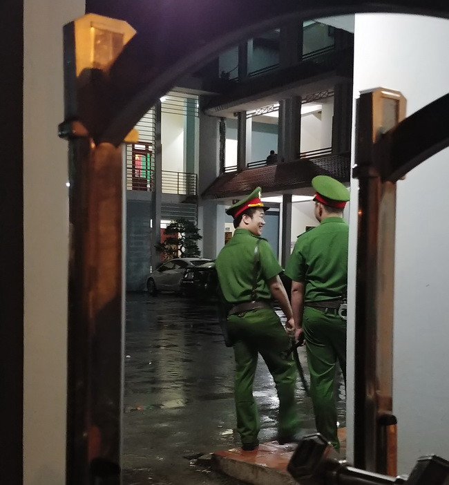 Công tác an ninh tại Sở GD&ĐT, nơi Tổ công tác làm việc được Công an tỉnh Sơn La đảm bảo, các chiến sỹ an ninh đang đảm bảo tình hình an ninh trật tự tại cổng Sở GD&ĐT Công tác an ninh tại Sở GD&ĐT, nơi Tổ công tác làm việc được Công an tỉnh Sơn La đảm bảo, các chiến sỹ an ninh đang đảm bảo tình hình an ninh trật tự tại cổng Sở GD&ĐT