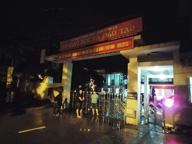 Cổng Sở GD&ĐT Sơn La lúc 00:30 sáng 20/7, rất đông phóng viên vẫn đợi ở bên ngoài để đợi cơ hội tìm hiểu thông tin về Tổ công tác của Bộ GD&ĐT tại đây Cổng Sở GD&ĐT Sơn La lúc 00:30 sáng 20/7, rất đông phóng viên vẫn đợi ở bên ngoài để đợi cơ hội tìm hiểu thông tin về Tổ công tác của Bộ GD&ĐT tại đây