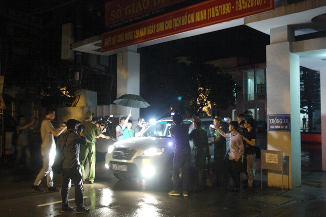 Điều này cho thấy, báo chí đang rất quan tâm đến công tác kiểm tra, xác minh tại Hội đồng thi này. Gần 02:00, sau khi kiên nhẫn chờ đợi, có thông tin công tác kiểm tra xác minh sẽ còn kéo dài nên phóng viên mới tản ra, rời khỏi khu vực Sở GD&ĐT. Điều này cho thấy, báo chí đang rất quan tâm đến công tác kiểm tra, xác minh tại Hội đồng thi này. Gần 02:00, sau khi kiên nhẫn chờ đợi, có thông tin công tác kiểm tra xác minh sẽ còn kéo dài nên phóng viên mới tản ra, rời khỏi khu vực Sở GD&ĐT.