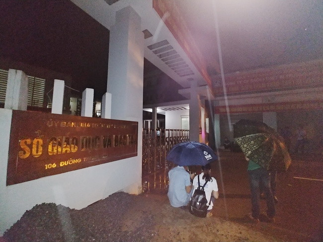 Hơn 01:00, cánh phóng viên báo chí vẫn kiên nhẫn đợi dưới trời mưa nặng hạt chỉ với chiếc ô che mưa và phương tiện ghi hình, máy ảnh Hơn 01:00, cánh phóng viên báo chí vẫn kiên nhẫn đợi dưới trời mưa nặng hạt chỉ với chiếc ô che mưa và phương tiện ghi hình, máy ảnh