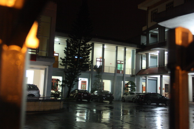 Được biết, ngay sau khi được thành lập, sáng 19/7, Tổ công tác đã xuất phát từ Hà Nội đi Sơn La làm nhiệm vụ. Thời tiết có diễn biến bất thường, mưa lớn khiến cho đường quốc lộ số 6 có nhiều đoạn bị sạt, trượt, ngập nước sâu nên cuối ngày 19/7, Tổ công tác mới lên đến TP Sơn La và có cuộc họp với BCĐ thi của tỉnh ngay trong chiều muộn. Đồng thời bắt tay ngay vào công tác kiểm tra, xác minh những dấu hiệu bất thường tại Hội đồng thi này.Công tác này được biết sẽ làm thâu đêm, suốt sáng. Được biết, ngay sau khi được thành lập, sáng 19/7, Tổ công tác đã xuất phát từ Hà Nội đi Sơn La làm nhiệm vụ. Thời tiết có diễn biến bất thường, mưa lớn khiến cho đường quốc lộ số 6 có nhiều đoạn bị sạt, trượt, ngập nước sâu nên cuối ngày 19/7, Tổ công tác mới lên đến TP Sơn La và có cuộc họp với BCĐ thi của tỉnh ngay trong chiều muộn. Đồng thời bắt tay ngay vào công tác kiểm tra, xác minh những dấu hiệu bất thường tại Hội đồng thi này.Công tác này được biết sẽ làm thâu đêm, suốt sáng.