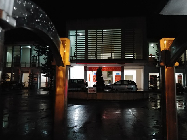 Cho đến lúc này các phòng, Sở GD&ĐT vẫn chong đèn làm việc. Tổ công tác của BCĐ thi THPT quốc gia và tuyển sinh ĐH chính quy, tuyển sinh CĐ, TC nhóm ngành đào tạo GV hệ chính quy năm 2018 - (Tổ công tác) được thành lập ngày 18/7, có nhiệm vụ giúp Bộ trưởng kiểm tra, xác minh những dấu hiệu bất thường về kết quả thi tại Hội đồng thi Sở GD&ĐT Sơn La trong Kỳ thi THPT quốc gia năm nay. Cho đến lúc này các phòng, Sở GD&ĐT vẫn chong đèn làm việc. Tổ công tác của BCĐ thi THPT quốc gia và tuyển sinh ĐH chính quy, tuyển sinh CĐ, TC nhóm ngành đào tạo GV hệ chính quy năm 2018 - (Tổ công tác) được thành lập ngày 18/7, có nhiệm vụ giúp Bộ trưởng kiểm tra, xác minh những dấu hiệu bất thường về kết quả thi tại Hội đồng thi Sở GD&ĐT Sơn La trong Kỳ thi THPT quốc gia năm nay.