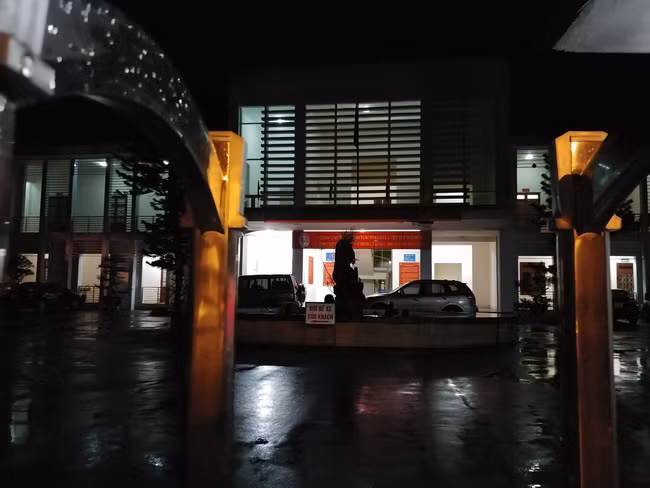 Cho đến lúc này các phòng, Sở GD&ĐT vẫn chong đèn làm việc. Tổ công tác của BCĐ thi THPT quốc gia và tuyển sinh ĐH chính quy, tuyển sinh CĐ, TC nhóm ngành đào tạo GV hệ chính quy năm 2018 - (Tổ công tác) được thành lập ngày 18/7, có nhiệm vụ giúp Bộ trưởng kiểm tra, xác minh những dấu hiệu bất thường về kết quả thi tại Hội đồng thi Sở GD&ĐT Sơn La trong Kỳ thi THPT quốc gia năm nay. Cho đến lúc này các phòng, Sở GD&ĐT vẫn chong đèn làm việc. Tổ công tác của BCĐ thi THPT quốc gia và tuyển sinh ĐH chính quy, tuyển sinh CĐ, TC nhóm ngành đào tạo GV hệ chính quy năm 2018 - (Tổ công tác) được thành lập ngày 18/7, có nhiệm vụ giúp Bộ trưởng kiểm tra, xác minh những dấu hiệu bất thường về kết quả thi tại Hội đồng thi Sở GD&ĐT Sơn La trong Kỳ thi THPT quốc gia năm nay.