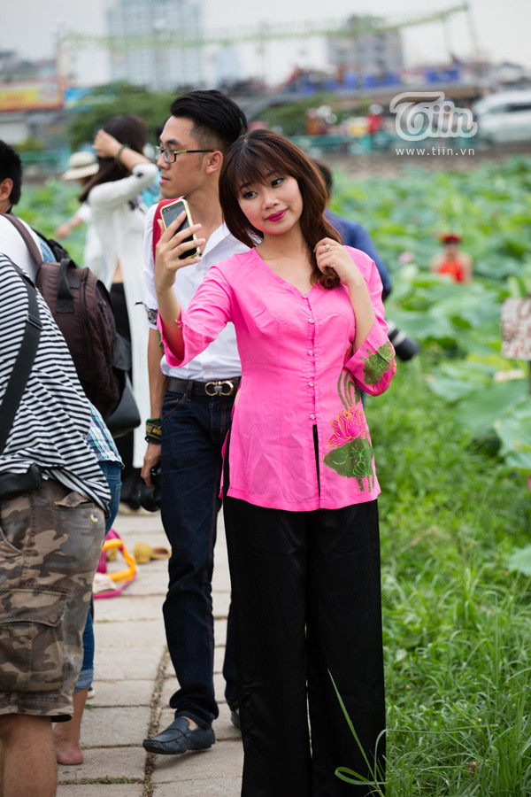 Giới trẻ Hà thành nô nức đi chụp sen Tây Hồ