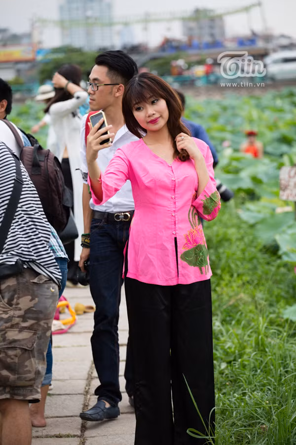 Giới trẻ Hà thành nô nức đi chụp sen Tây Hồ