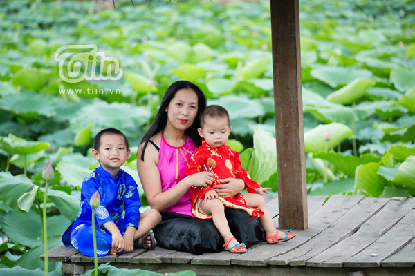 Giới trẻ Hà thành nô nức đi chụp sen Tây Hồ