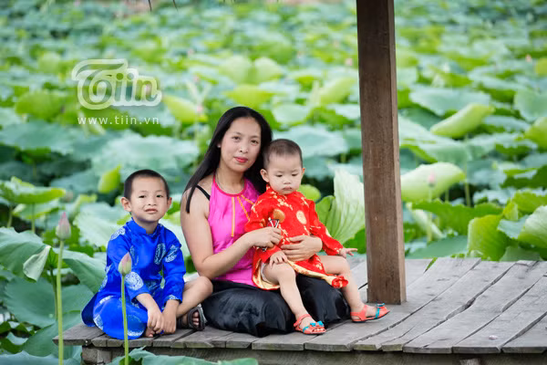 Giới trẻ Hà thành nô nức đi chụp sen Tây Hồ