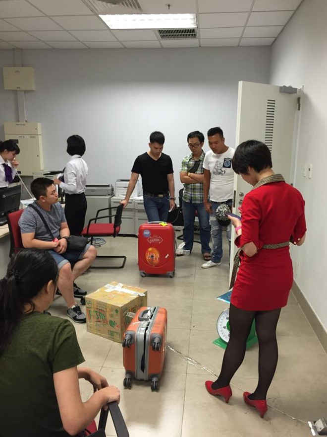 Hành khách bất bình khi hành lý về tới sân bay Nội Bài bị thiếu hụt. Ảnh: Phương Anh. Khách nhận lại hành lý thiếu 8 kg khi về Nội Bài