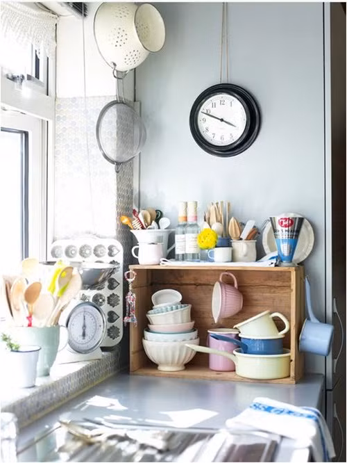 Bạn có thể tận dụng những chiếc hộp gỗ không dùng để đựng đồ phòng bếp. meo