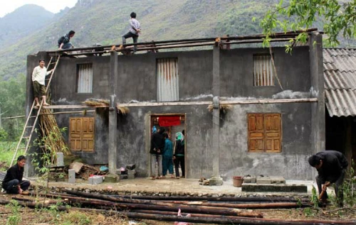 Giông lốc giật sập nhà, bé gái 8 tháng tuổi tử vong