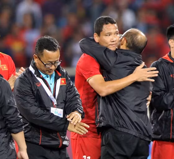 Anh Đức bất ngờ trở lại đội tuyển Việt Nam trong vai trò trợ lý cho thầy Park.