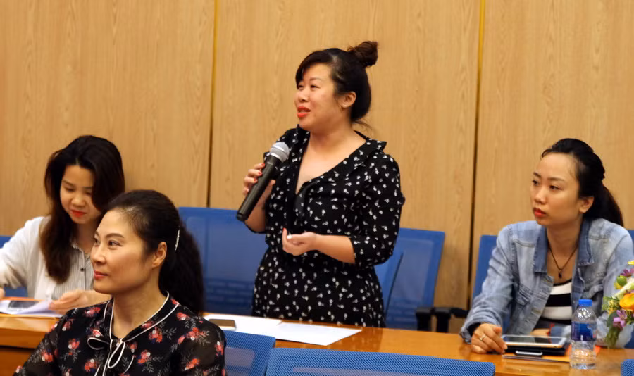 Các phóng viên phát biểu ý kiến tại buổi lễ Các phóng viên phát biểu ý kiến tại buổi lễ