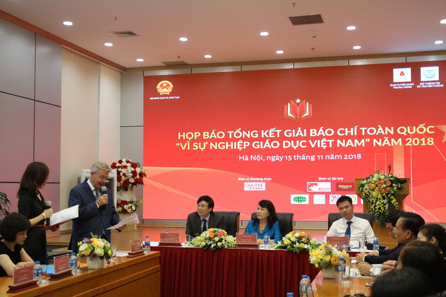 Ông Ray Gordon - Hiệu trưởng Trường ĐH Anh Quốc Việt Nam (BUV) - Nhà tài trợ kim cương của Giải phát biểu tại buổi họp báo Ông Ray Gordon - Hiệu trưởng Trường ĐH Anh Quốc Việt Nam (BUV) - Nhà tài trợ kim cương của Giải phát biểu tại buổi họp báo