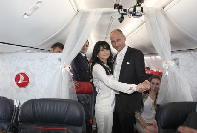 Lễ cưới của Vjera Mujovic và Stefan Preis trên chuyến bay. Lễ cưới của Vjera Mujovic và Stefan Preis trên chuyến bay.