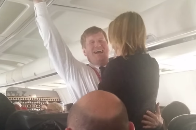 Màn cầu hôn của cựu phi công Eric Greener trên chuyến bay. Màn cầu hôn của cựu phi công Eric Greener trên chuyến bay.