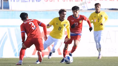U23 Thái Lan (áo vàng) thắng U23 Lào 3-0 chiều 28/10.