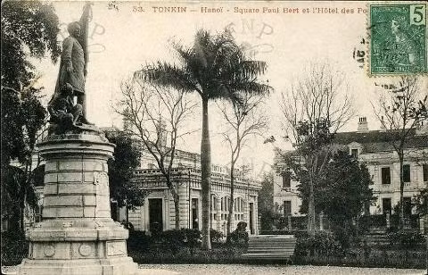 Nguyễn Tư Giản khước từ quyên tiền dựng tượng Toàn quyền Paul Bert (tượng Paul Bert nằm kề bên Tòa thị chính Hà Nội - ảnh tư liệu).