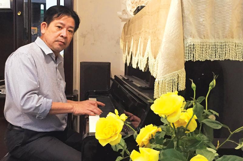 Nhạc sĩ Trần Hoàng Tiến say sưa bên những nốt nhạc. Nhạc sĩ Trần Hoàng Tiến say sưa bên những nốt nhạc.