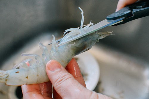 Tôm rang muối tiêu cho bữa tối ngon cơm ảnh 3 - 2