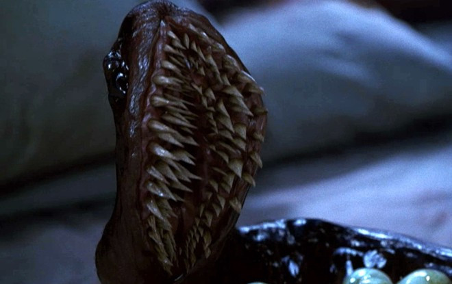 Dreamcatcher (2003): Những chiếc vòng bắt giấc mơ được ông hoàng thể loại văn học kinh dị Stephen King sử dụng làm trung tâm của một câu chuyện khoa học viễn tưởng xen lẫn kinh dị. Tác phẩm điện ảnh chuyển thể ra đời năm 2003, xoay quanh cuộc tái ngộ của bốn người bạn cũ sau khi xa nhau gần hai thập kỷ. Song, họ vô tình vướng vào cuộc chiến giữa quân đội với một thực thể ký sinh trùng ngoài hành tinh. 10 phim kinh dị lấy đề tài ký sinh trùng