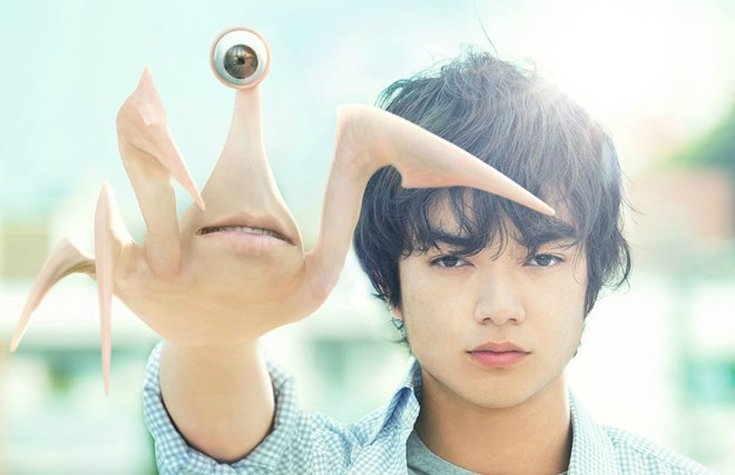 Parasyte (2014-2015): Dựa trên bộ manga kinh dị Kiseijuu là hai tập phim Parasyte đến từ điện ảnh xứ sở mặt trời mọc. Cậu học sinh trung học Shinzi Izumi may mắn ngăn một loài ký sinh đến từ ngoài hành tinh xâm nhập vào não mình. Nhưng nó vẫn kịp bám vào tay cậu, rồi tự lấy tên là Migi. Không nản chí, Izumi quyết định biến Migi thành thứ vũ khí lợi hại nhằm chiến đấu lại những ký sinh khác đang ẩn nấp dưới hình dạng con người. Không đơn thuần là một bộ phim kinh dị, Parasyte còn muốn tập trung khai thác mối tương quan giữa con người với thiên nhiên. 10 phim kinh dị lấy đề tài ký sinh trùng