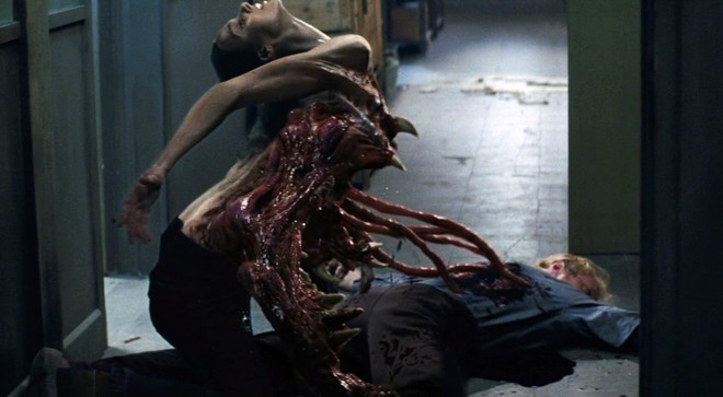 The Thing (1982): Một đoàn thám hiểm tại Nam Cực phải đối mặt với hàng loạt cái chết bí ẩn, xảy ra với cả những chú chó kéo xe lẫn con người. Hóa ra “thủ phạm” chính là một loài ký sinh quái đản. Sau khi phát triển trong xác chết, chúng giả dạng vật chủ từ hành động đến suy nghĩ, hoặc biến thành hình hài kinh tởm. The Thing có một trò chơi ăn theo và phiên bản phim làm lại năm 2011. 10 phim kinh dị lấy đề tài ký sinh trùng