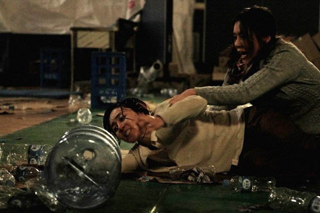 Deranged (2012):Đây là một trong những bộ phim đầu tiên xoay quanh thảm họa truyền nhiễm của điện ảnh Hàn Quốc. Trong Deranged, con người phải đối mặt với loài ký sinh trùng lông bờm ngựa, liên tục biến đổi liên tục nhằm kiểm soát não bộ và phá hủy cơ thể vật chủ. Bộ phim thu hút hơn 4,5 triệu lượt khán giả nội địa, nhận được nhiều lời khen ngợi từ giới phê bình, đồng thời đem về cho nữ diễn viên Moon Jung Hee một giải thưởng điện ảnh Rồng Xanh sau khi trình chiếu. 10 phim kinh dị lấy đề tài ký sinh trùng