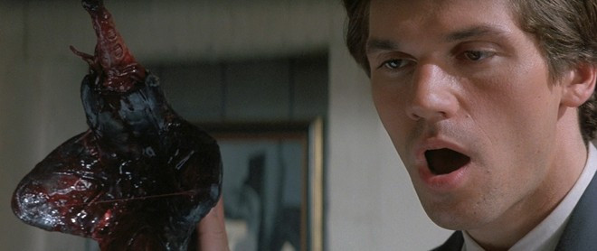 The Puppet Masters (1994): Bộ phim dựa trên cuốn tiểu thuyết cùng tên của nhà văn Robert A. Heinlein lần đầu xuất bản năm 1951. Câu chuyện xoay quanh chuyến hành trình của ba mật vụ chính phủ Mỹ. Họ có nhiệm vụ ngăn chặn một loại ký sinh trùng ngoài hành tinh sở hữu khả năng kiểm soát trí não vật chủ. The Puppet Masters vừa mang yếu tố kinh dị, vừa mang đậm nét trinh thám, hình sự kịch tính. 10 phim kinh dị lấy đề tài ký sinh trùng