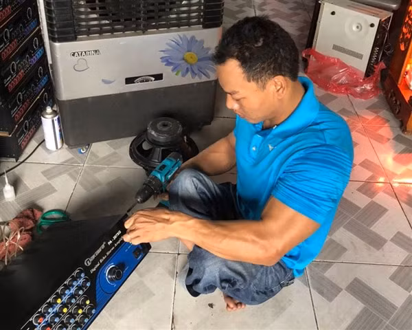 Lê Văn Công trong một lần sửa chữa đồ điện gia dụng.