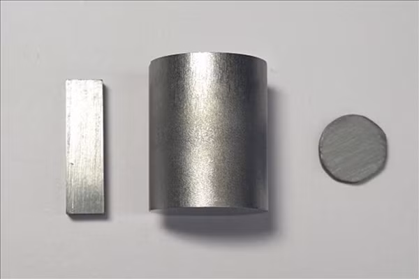 Selenua thiếc tinh khiết được thể hiện ở dạng viên, vật liệu này có hiệu suất nhiệt điện cực cao.