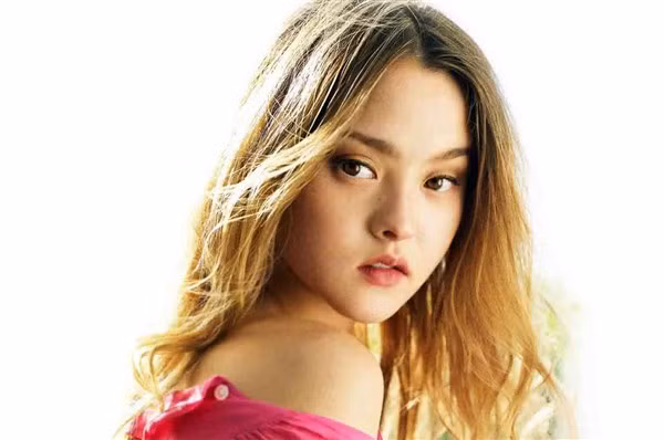 Những “bông hồng lai” trong làng giải trí ảnh 3