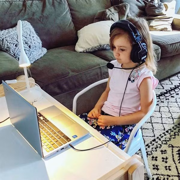 Trẻ không thể vui chơi với bạn khi học trực tuyến.
