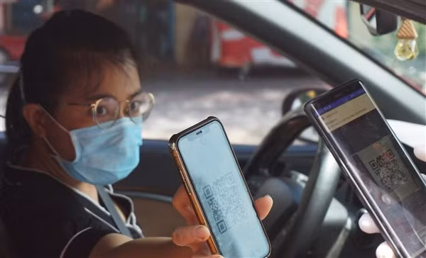 Một số người đi đường đã có mã QR code để kiểm tra thông tin đi lại.