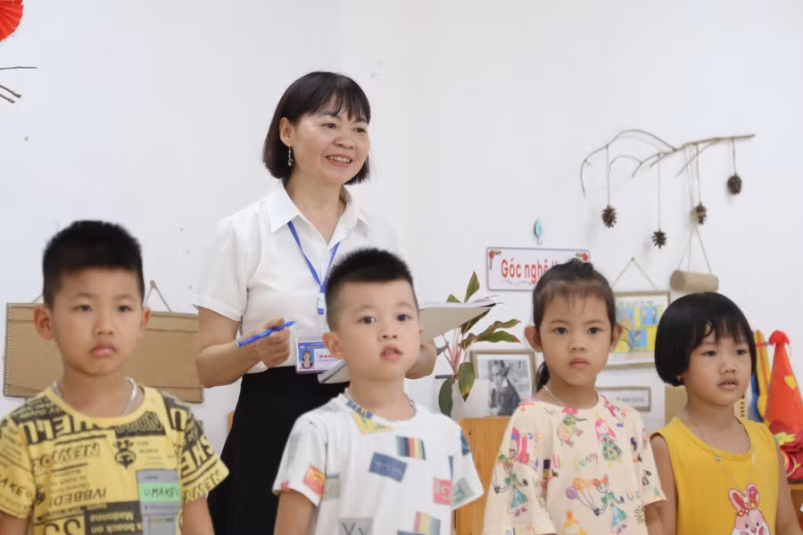 Cô và trò Trường Mầm non Tiên Phong (huyện Ba Vì).