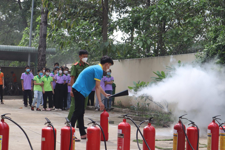 Sinh viên ký túc xá Cỏ May trong buổi tập huấn kỹ năng phòng cháy, chữa cháy.