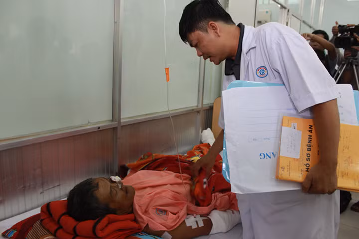 Đào hố trồng cây trúng bom, hai bố con mất tay chân