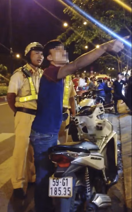 Thay CSGT, bom nhau ro ga bo chay roi chui boi, thach thuc - Anh 1