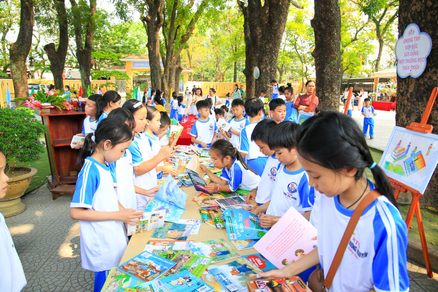 Ngày hội có 700 sách các loại do Thư viện tỉnh Thừa Thiên Huế trưng bày và triển lãm để học sinh trải nghiệm. Ngày hội có 700 sách các loại do Thư viện tỉnh Thừa Thiên Huế trưng bày và triển lãm để học sinh trải nghiệm.
