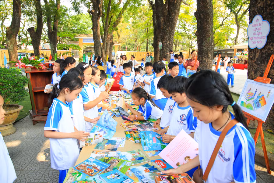 Ngày hội có 700 sách các loại do Thư viện tỉnh Thừa Thiên Huế trưng bày và triển lãm để học sinh trải nghiệm.