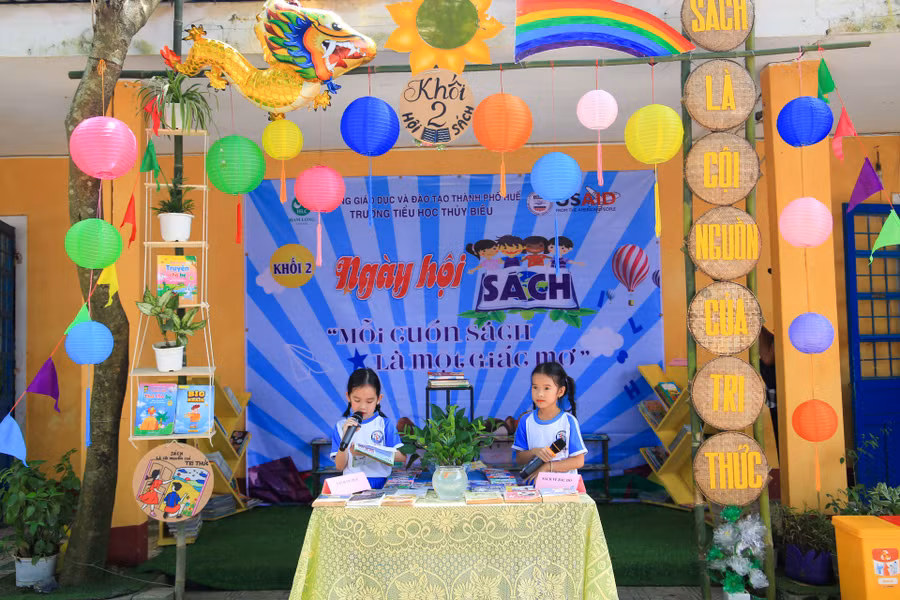 Bên cạnh đó là phần giới thiệu về tủ sách của lớp mình và được học sinh trình bày song ngữ tiếng Việt và tiếng Anh.