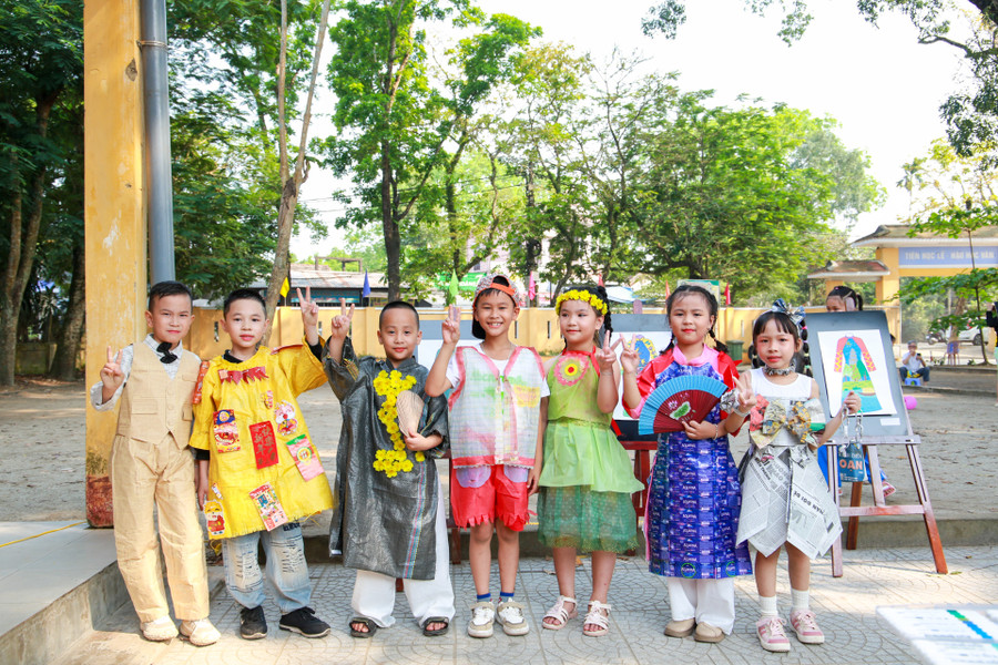 Các trang phục được thiết kế từ vật liệu tái chế nhằm nâng cao ý thức bảo vệ môi trường cho học sinh. Các trang phục được thiết kế từ vật liệu tái chế nhằm nâng cao ý thức bảo vệ môi trường cho học sinh.