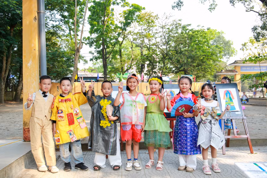 Các trang phục được thiết kế từ vật liệu tái chế nhằm nâng cao ý thức bảo vệ môi trường cho học sinh.