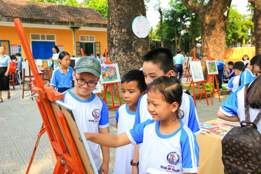 Học sinh thích thú trải nghiệm triển lãm tranh tại ngày hội. Học sinh thích thú trải nghiệm triển lãm tranh tại ngày hội.