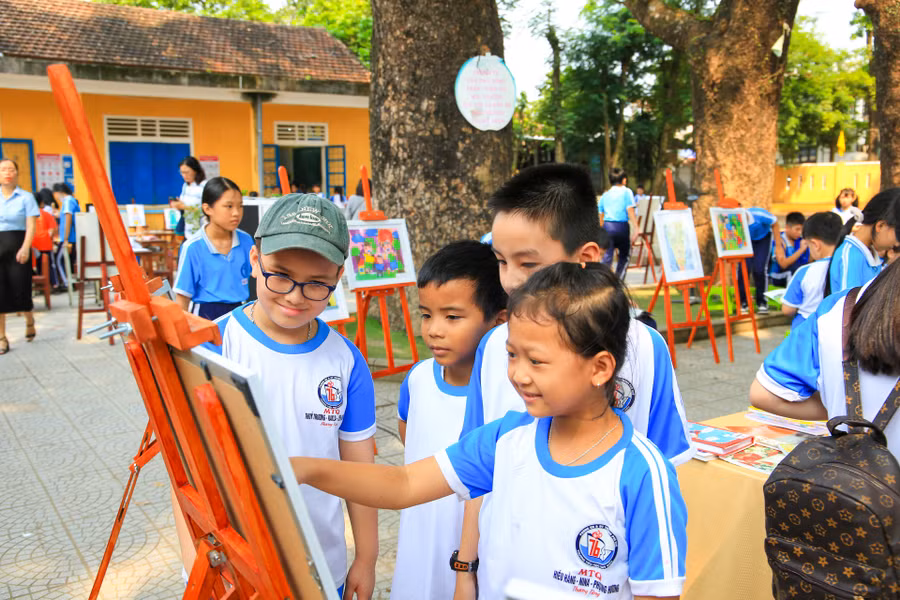 Học sinh thích thú trải nghiệm triển lãm tranh tại ngày hội.
