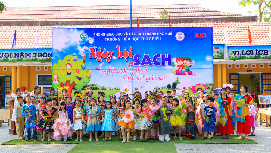 Phần trình diễn thời trang dành cho học sinh tất cả các khối từ khối 1 đến khối 5. Phần trình diễn thời trang dành cho học sinh tất cả các khối từ khối 1 đến khối 5.