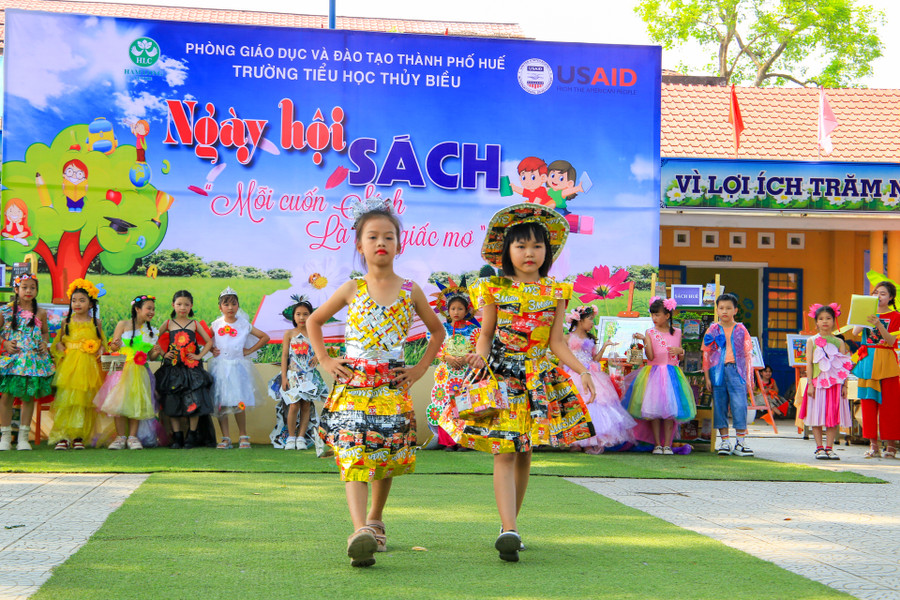 Phần trình diễn thời trang đặc sắc của học sinh với trang phục được thiết kế từ vật liệu tái chế thân thiện, gần gũi với môi trường. Phần trình diễn thời trang đặc sắc của học sinh với trang phục được thiết kế từ vật liệu tái chế thân thiện, gần gũi với môi trường.