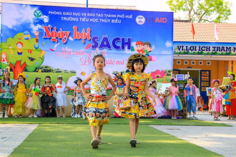 Phần trình diễn thời trang đặc sắc của học sinh với trang phục được thiết kế từ vật liệu tái chế thân thiện, gần gũi với môi trường.