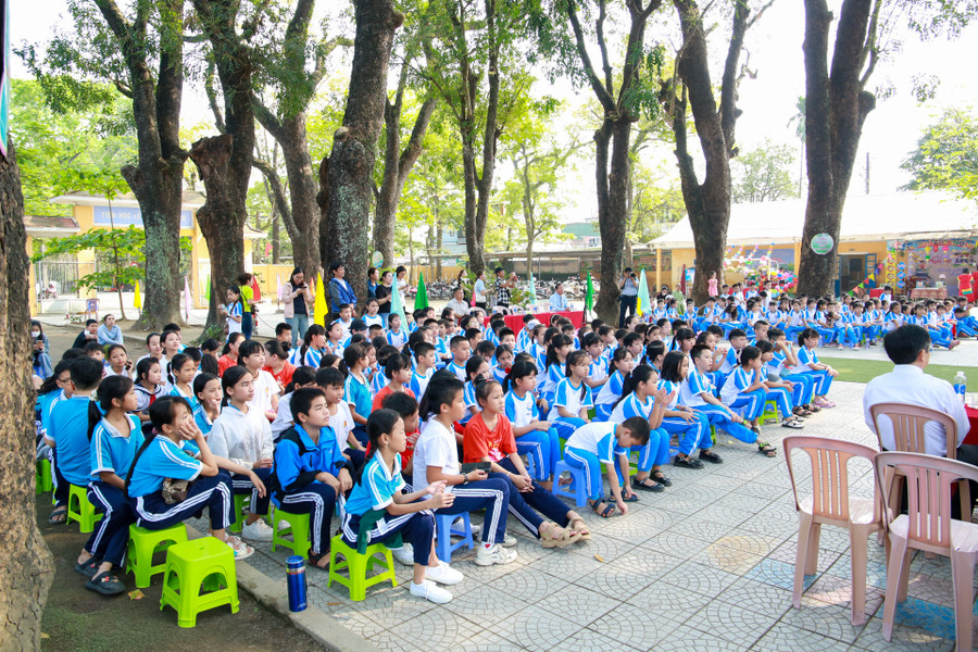 Ngày hội thu hút hàng trăm học sinh, quý thầy cô và các bậc phụ huynh tham gia. Ngày hội thu hút hàng trăm học sinh, quý thầy cô và các bậc phụ huynh tham gia.