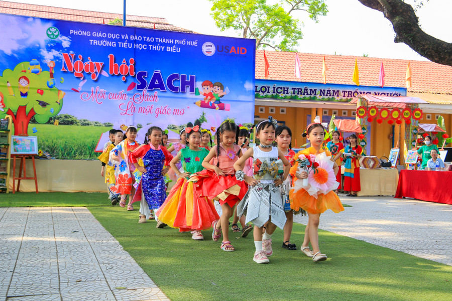 Màn trình diễn thời trang tạo sự hưởng ứng tích cực từ các thầy cô, phụ huynh và toàn thể học sinh. Màn trình diễn thời trang tạo sự hưởng ứng tích cực từ các thầy cô, phụ huynh và toàn thể học sinh.
